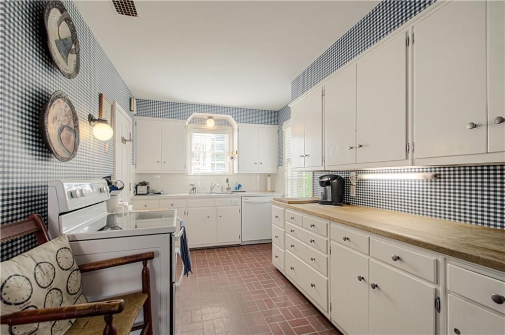 Photo 13 of 46 - 619 W 67th Terrace