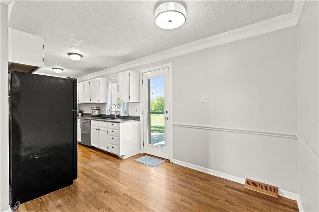 Photo 10 of 38 - 18612 W 319th Street