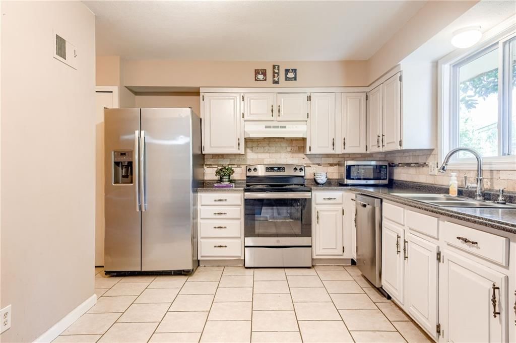 Photo 12 of 32 - 521 NE 90th Terrace