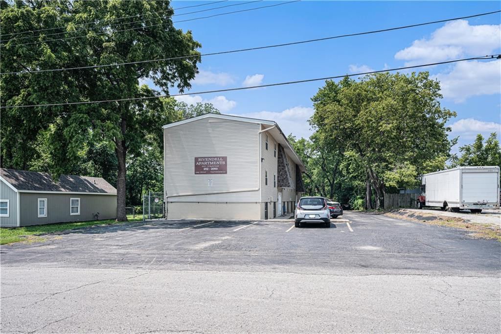 Photo 3 of 14 - 2310-2312 S Forest Avenue