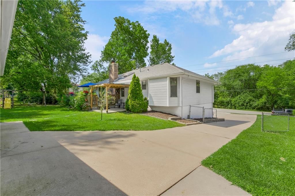 1307 NE Cookingham Drive — photo 33