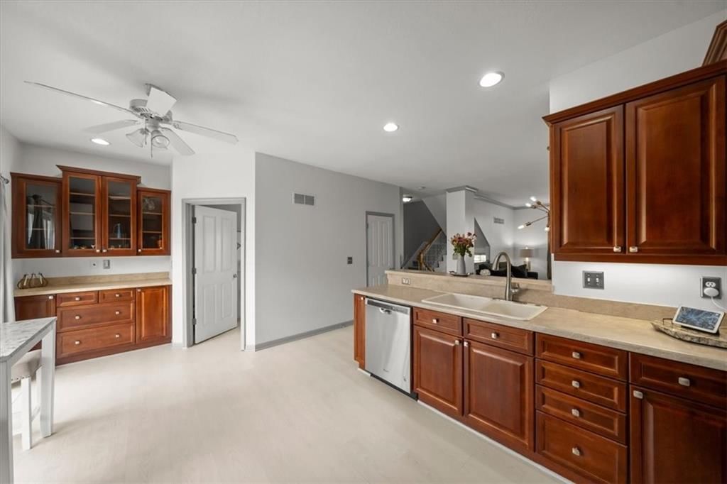 Photo 10 of 25 - 7731 W 158th Terrace