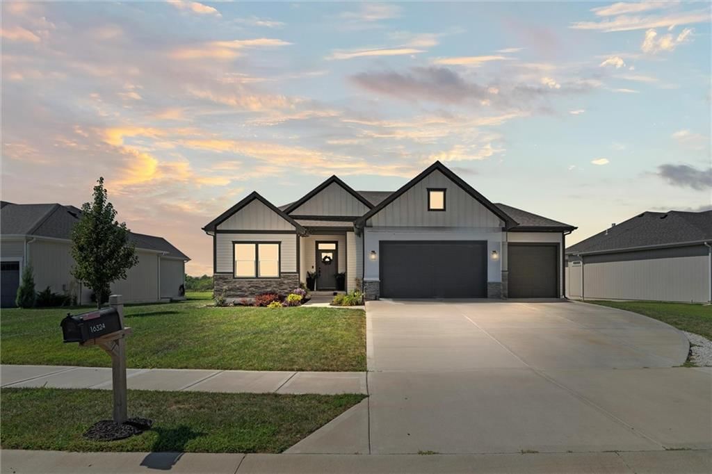 Photo 3 of 54 - 16324 Mustang Street