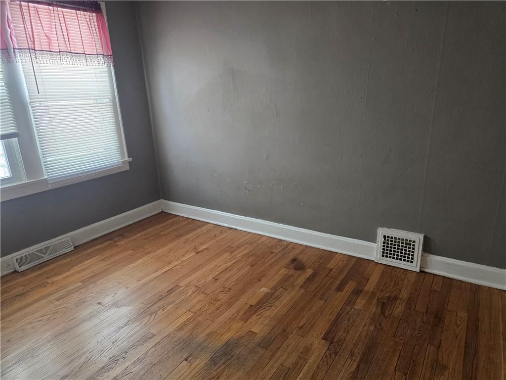 Photo 6 of 23 - 2542 Drury Street