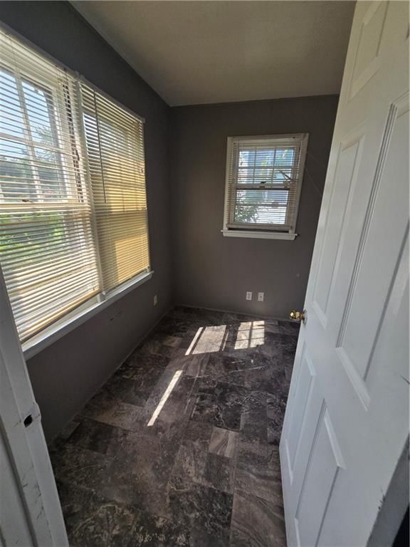 Photo 10 of 23 - 2542 Drury Street