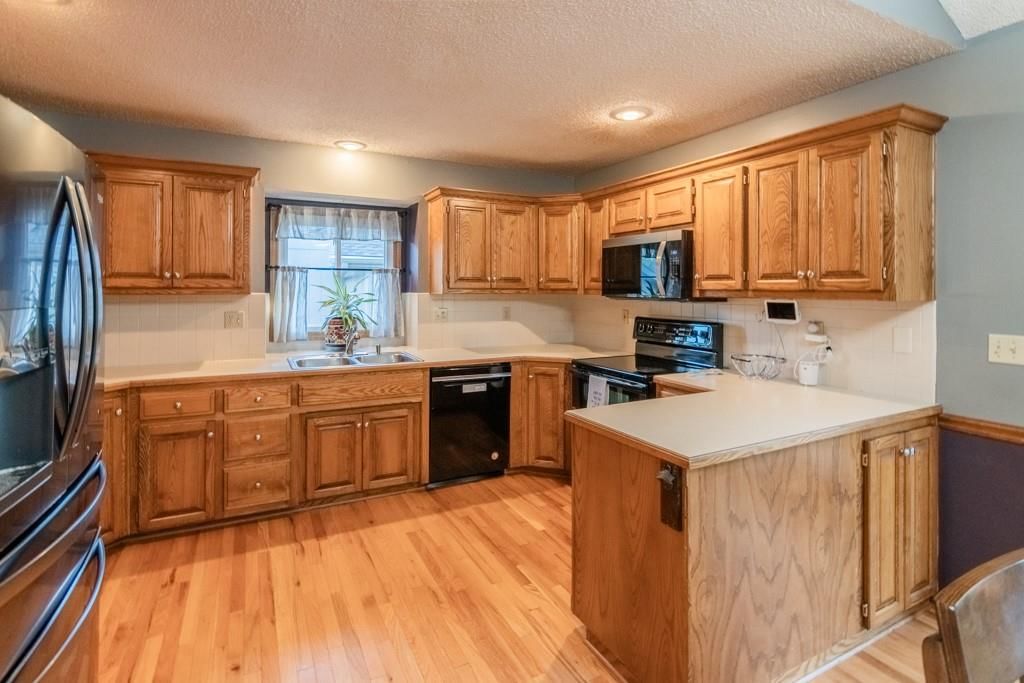 Photo 5 of 29 - 2520 N 109TH Terrace