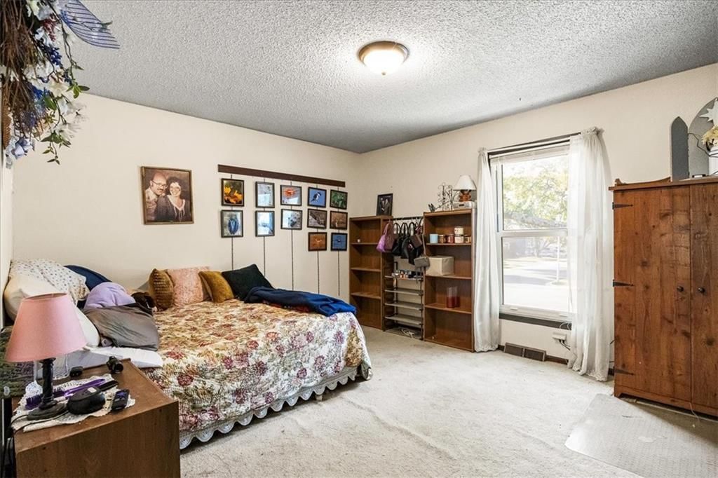 Photo 11 of 24 - 16618 W 147th Terrace