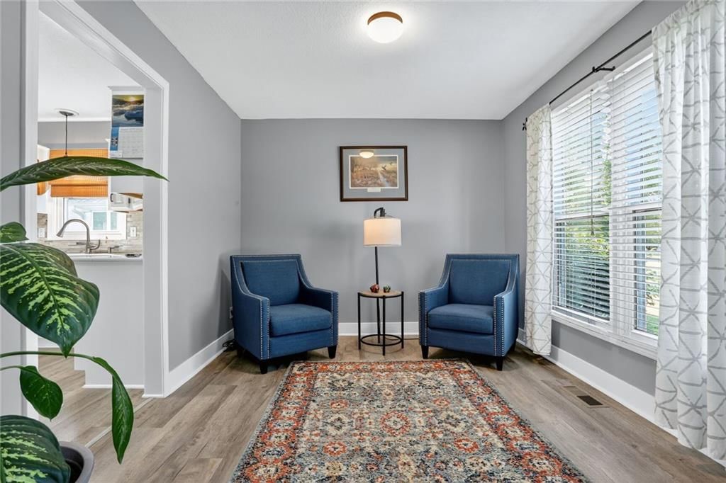 Photo 10 of 37 - 297 W Westhoff Place