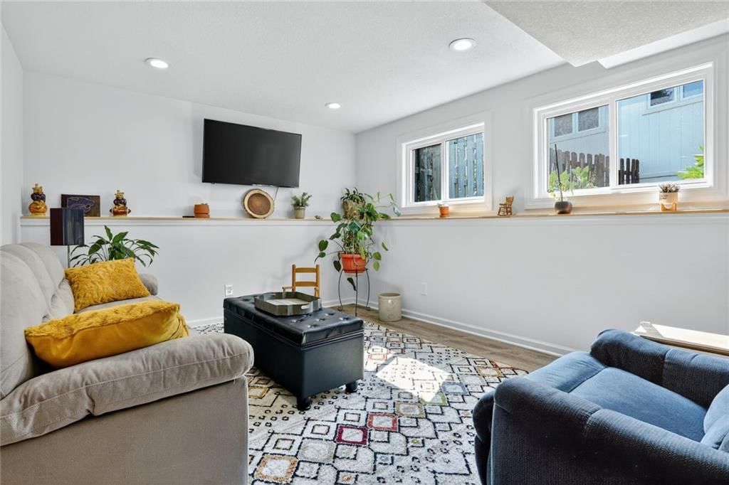 Photo 24 of 37 - 297 W Westhoff Place
