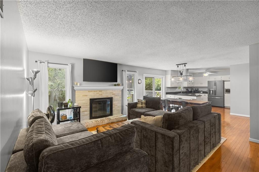 Photo 5 of 34 - 7010 N WHEATON Avenue