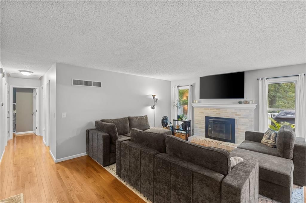 Photo 6 of 34 - 7010 N WHEATON Avenue
