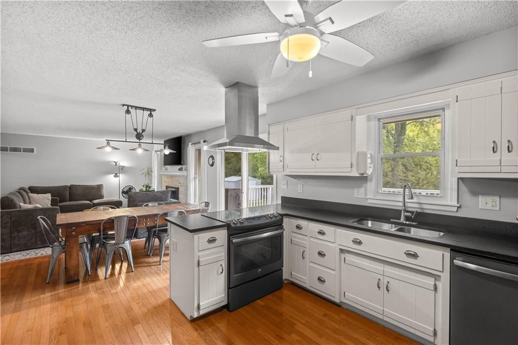 Photo 8 of 34 - 7010 N WHEATON Avenue