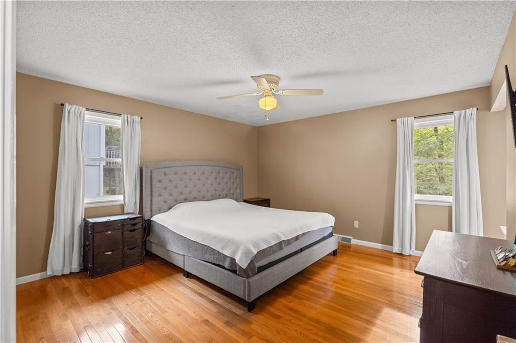 Photo 11 of 34 - 7010 N WHEATON Avenue