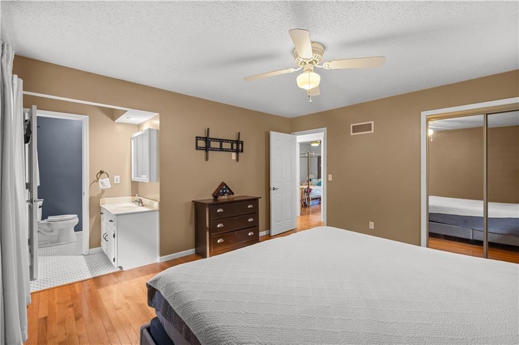 Photo 12 of 34 - 7010 N WHEATON Avenue