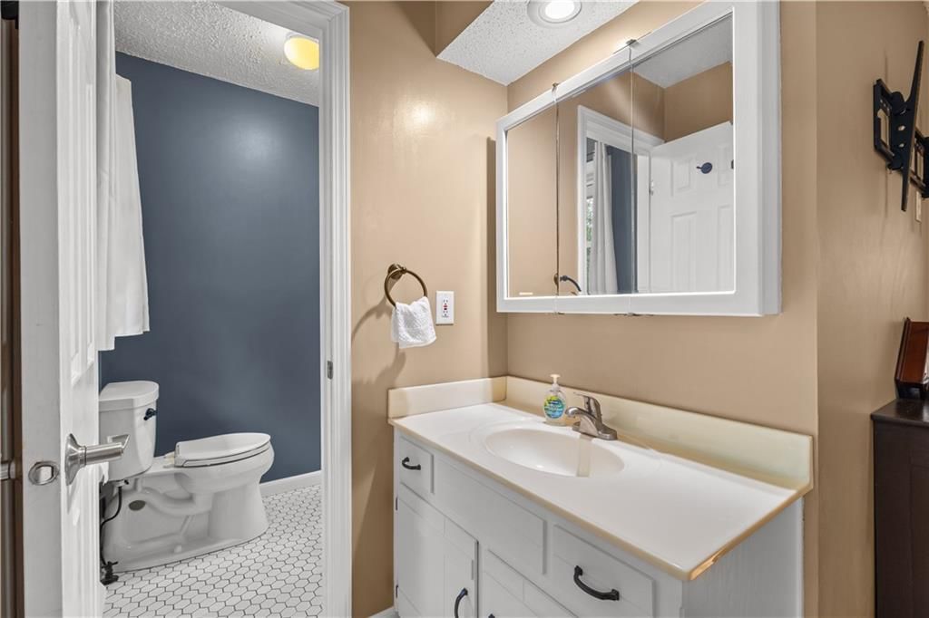 Photo 13 of 34 - 7010 N WHEATON Avenue