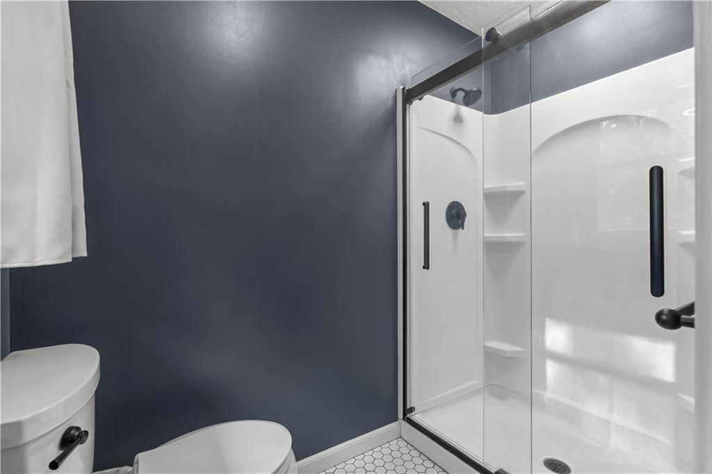 Photo 14 of 34 - 7010 N WHEATON Avenue
