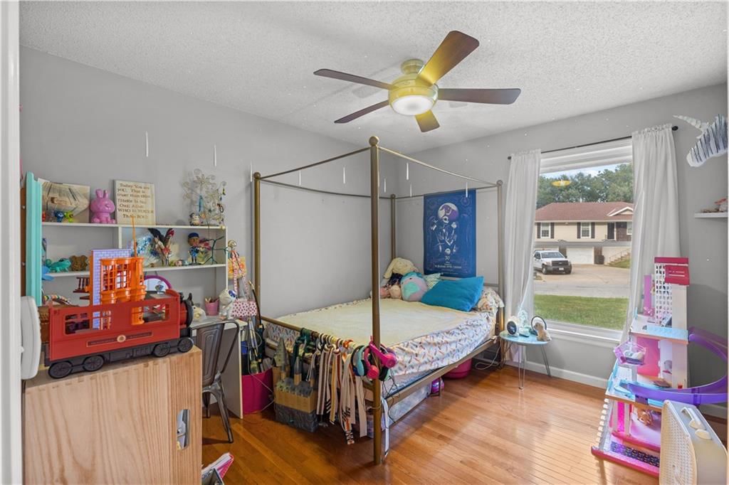 Photo 15 of 34 - 7010 N WHEATON Avenue
