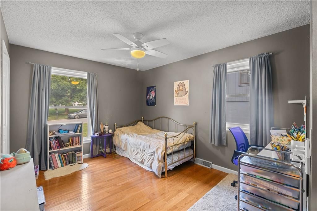 Photo 16 of 34 - 7010 N WHEATON Avenue