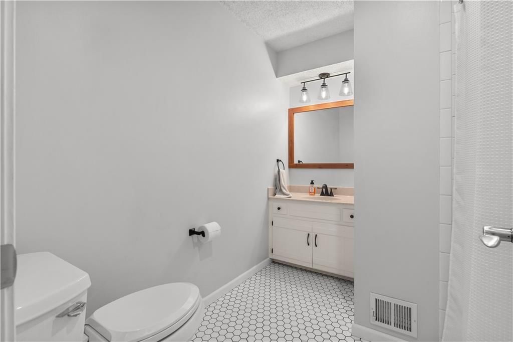 Photo 17 of 34 - 7010 N WHEATON Avenue