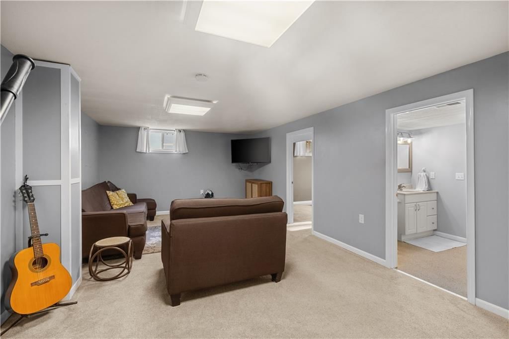 Photo 18 of 34 - 7010 N WHEATON Avenue