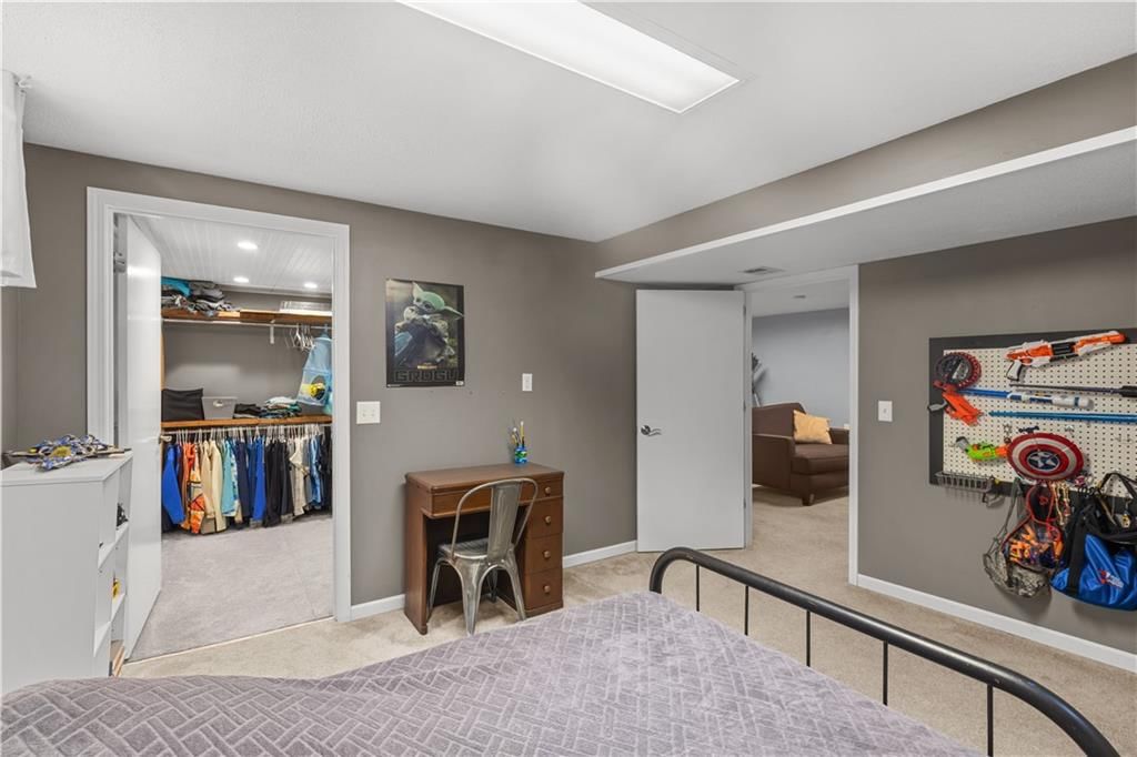 Photo 21 of 34 - 7010 N WHEATON Avenue