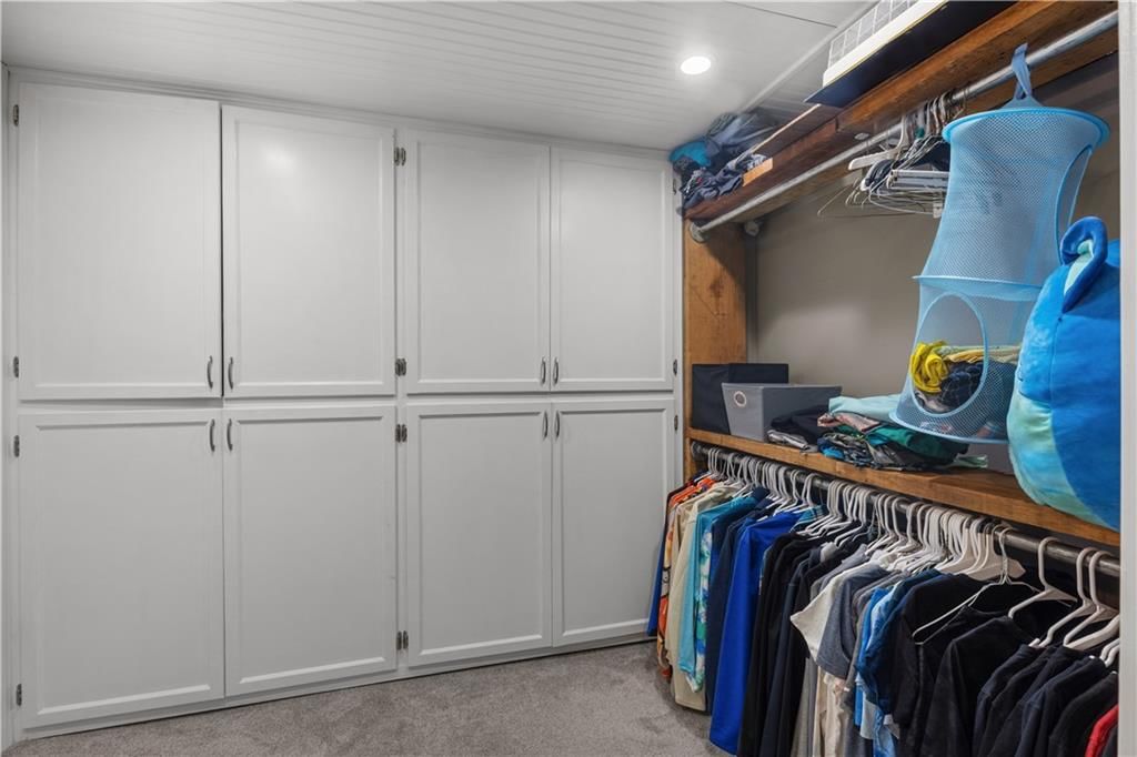 Photo 22 of 34 - 7010 N WHEATON Avenue