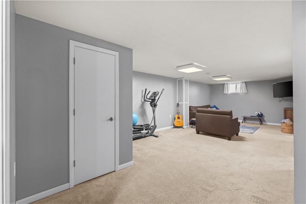 Photo 23 of 34 - 7010 N WHEATON Avenue