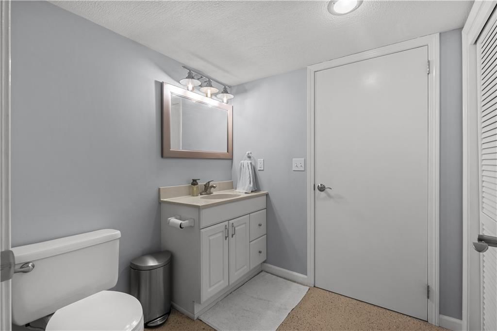 Photo 24 of 34 - 7010 N WHEATON Avenue