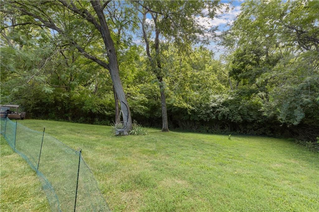 Photo 28 of 34 - 7010 N WHEATON Avenue