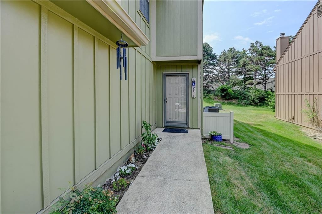 Photo 2 of 40 - 231 SW Pinetree Lane