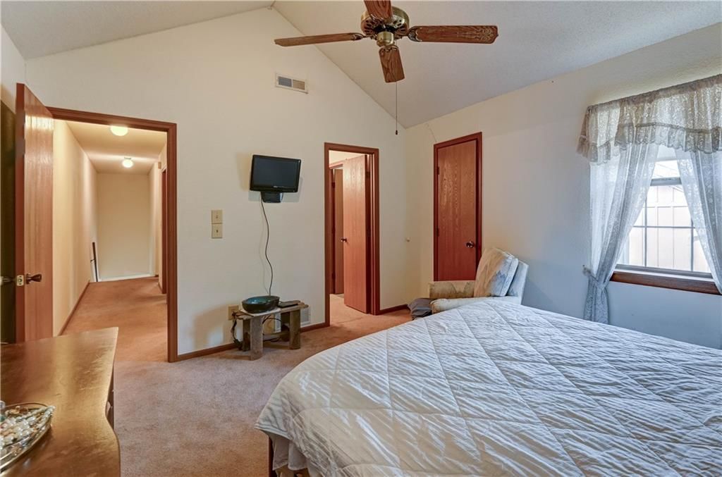 Photo 4 of 40 - 231 SW Pinetree Lane