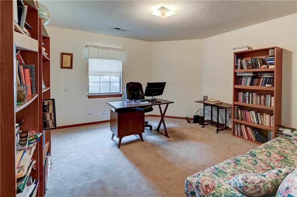 Photo 10 of 40 - 231 SW Pinetree Lane