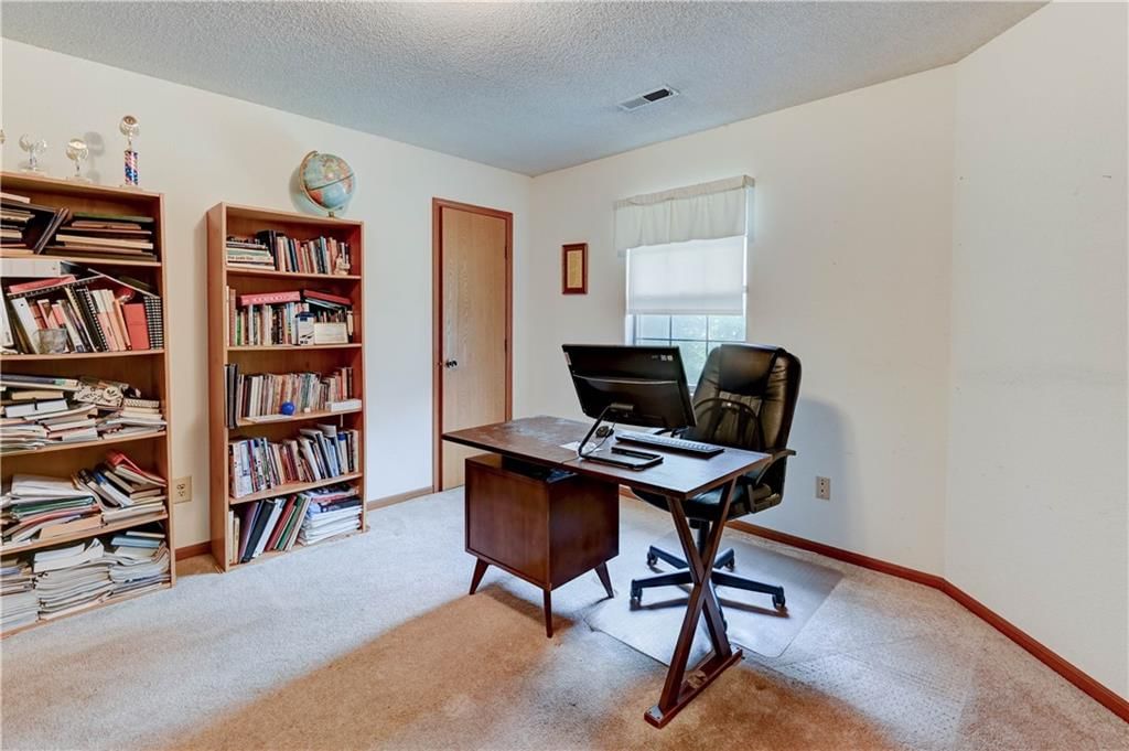 Photo 11 of 40 - 231 SW Pinetree Lane