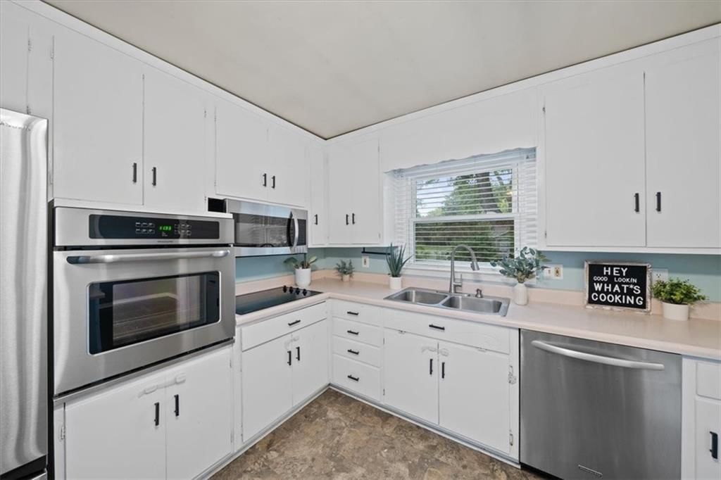 Photo 14 of 48 - 9020 Grandview Drive