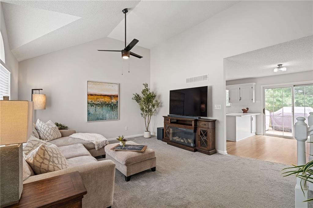1040 NE Queens Court — photo 5