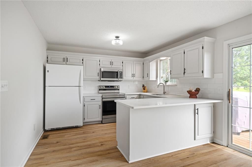 1040 NE Queens Court — photo 9