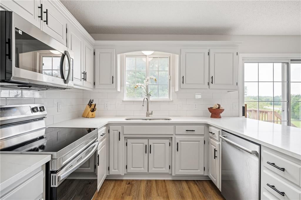 1040 NE Queens Court — photo 10