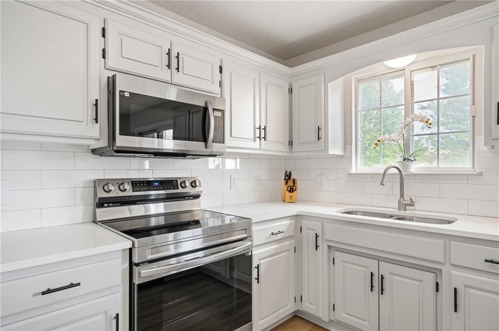 1040 NE Queens Court — photo 11