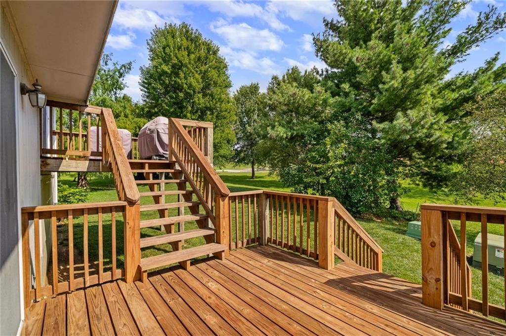 1040 NE Queens Court — photo 28