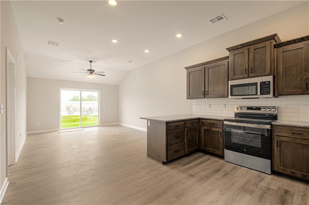 Photo 6 of 27 - 20935 E 8th Street S