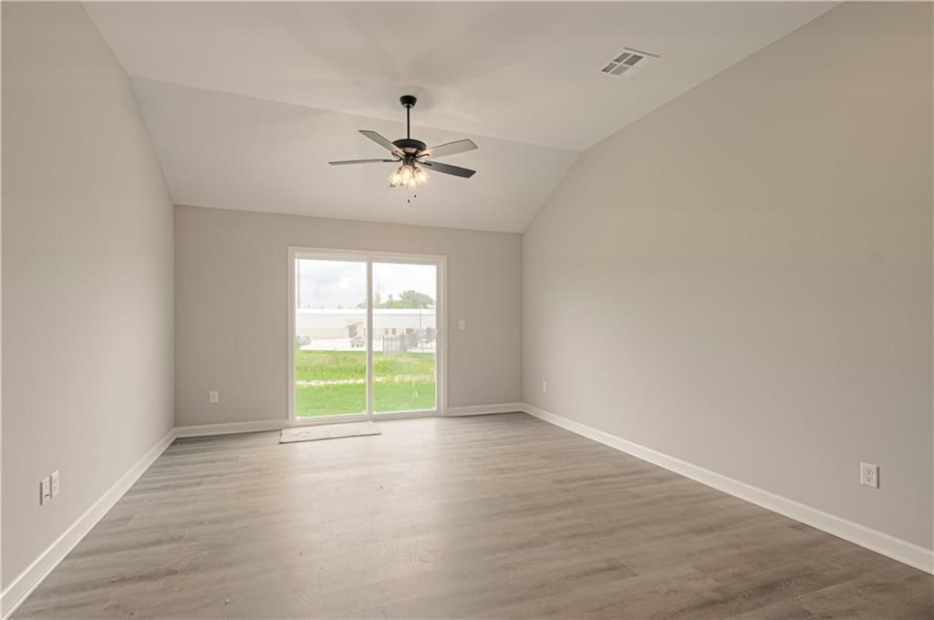 Photo 7 of 27 - 20935 E 8th Street S