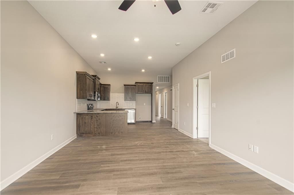 Photo 8 of 27 - 20935 E 8th Street S
