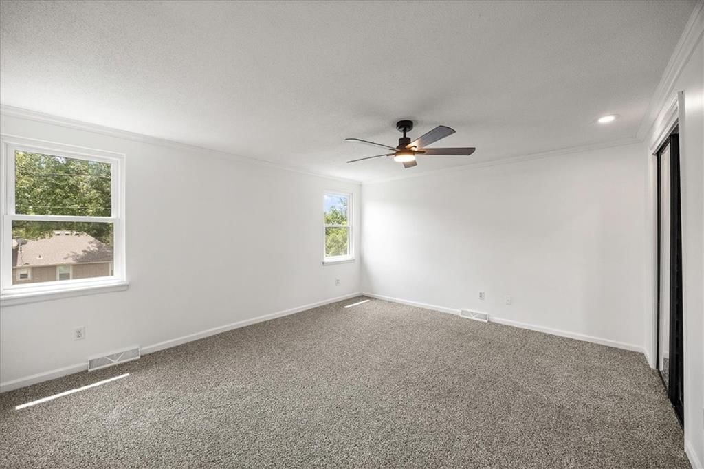 Photo 11 of 22 - 819 E Piatt Lane