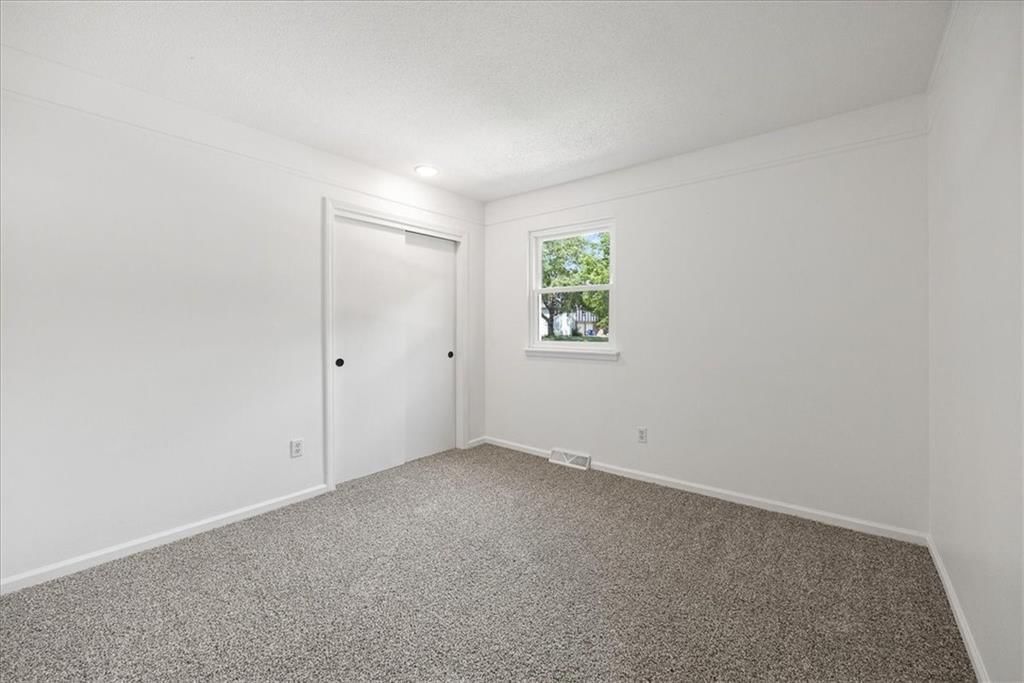 Photo 17 of 22 - 819 E Piatt Lane