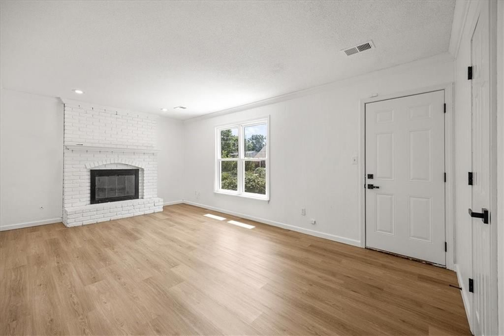 Photo 18 of 22 - 819 E Piatt Lane