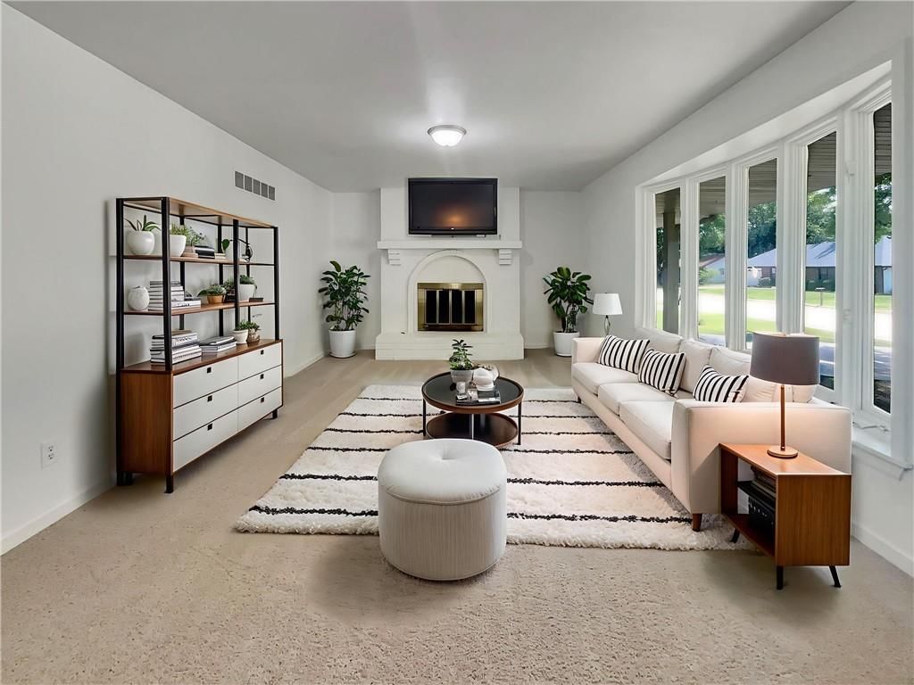 2100 Thunderbird Drive — photo 2
