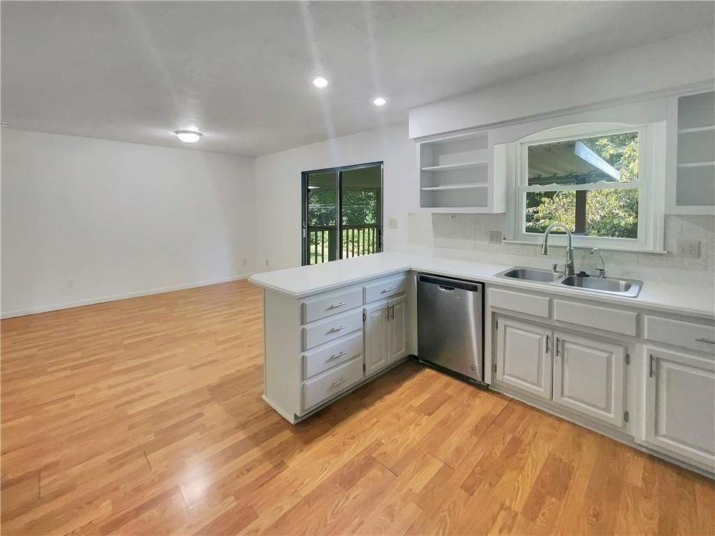 2100 Thunderbird Drive — photo 9