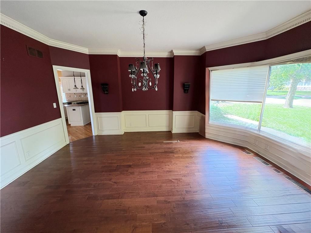 Photo 11 of 33 - 4553 W 138th Terrace