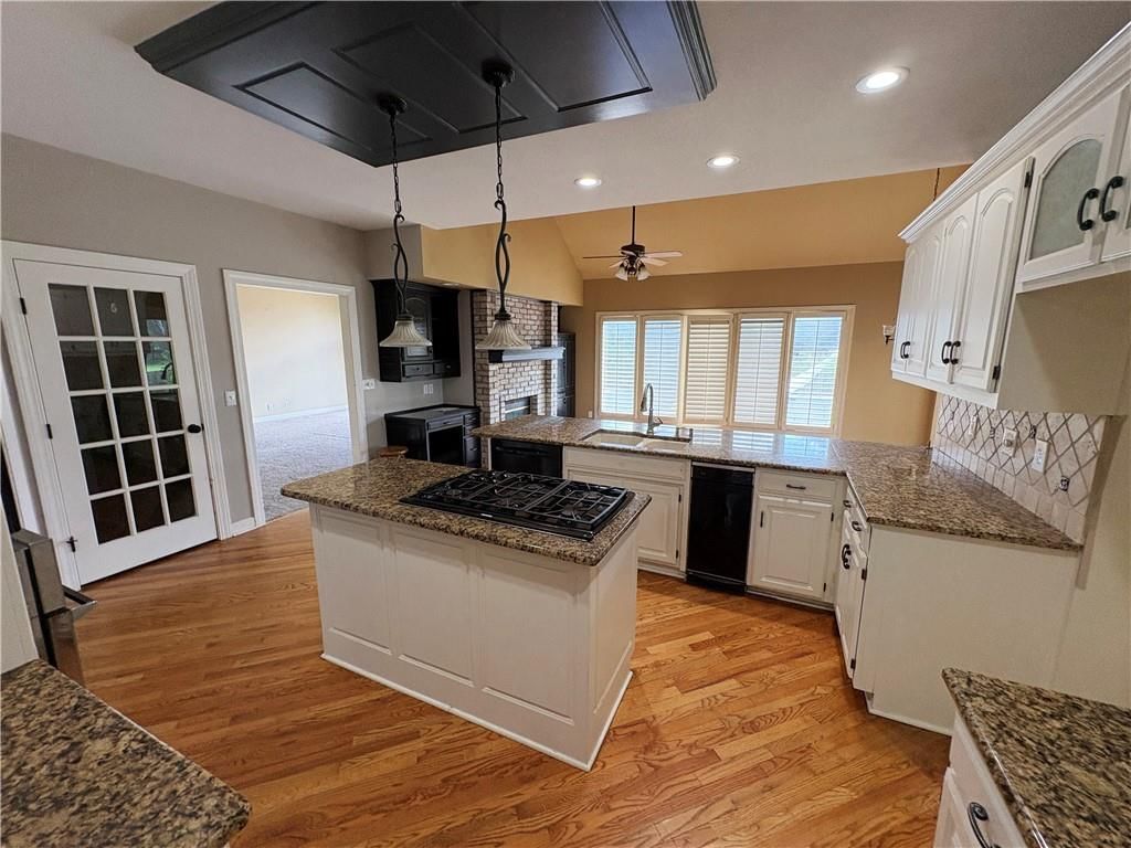 Photo 14 of 33 - 4553 W 138th Terrace