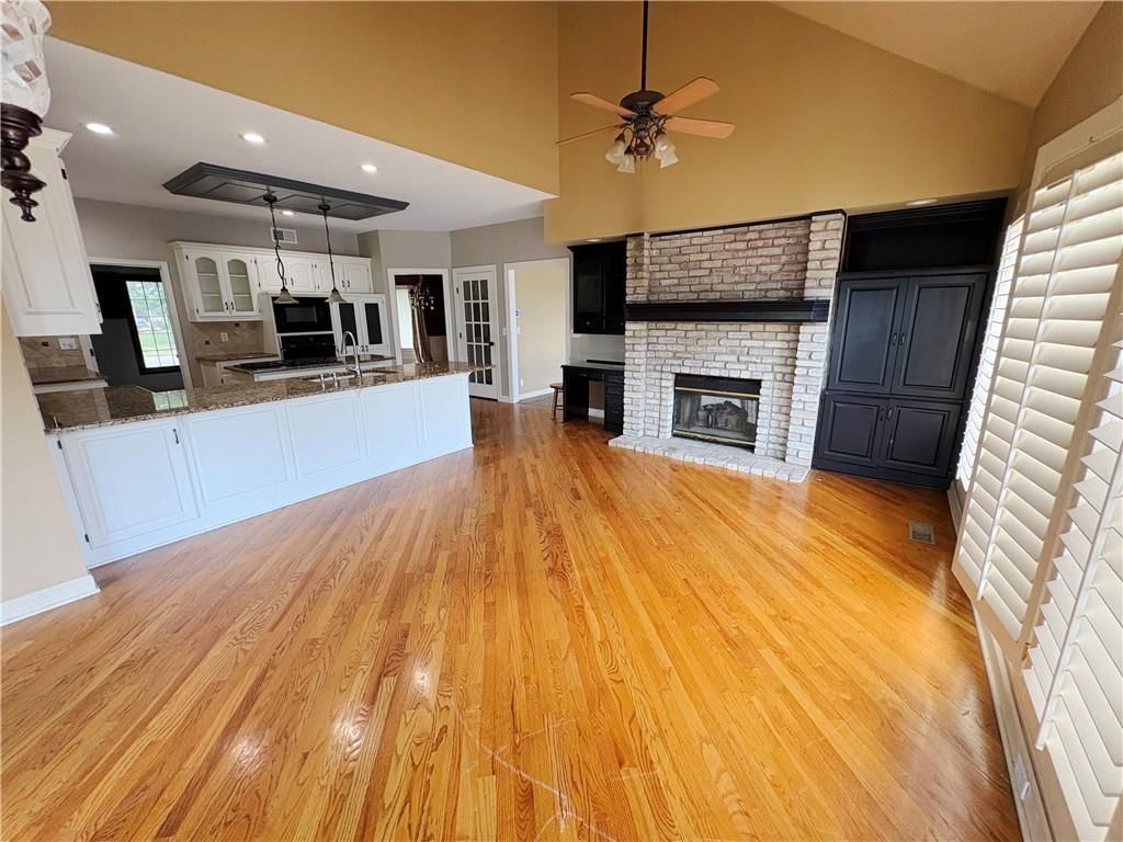 Photo 17 of 33 - 4553 W 138th Terrace